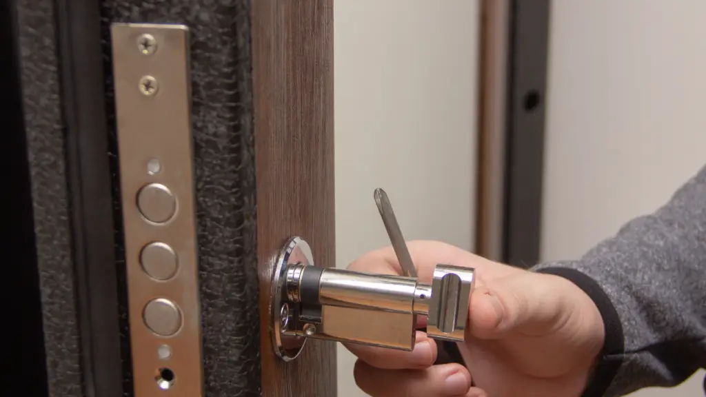 fixing door lock